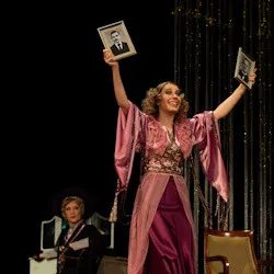 Scene from «Красотка и семья»